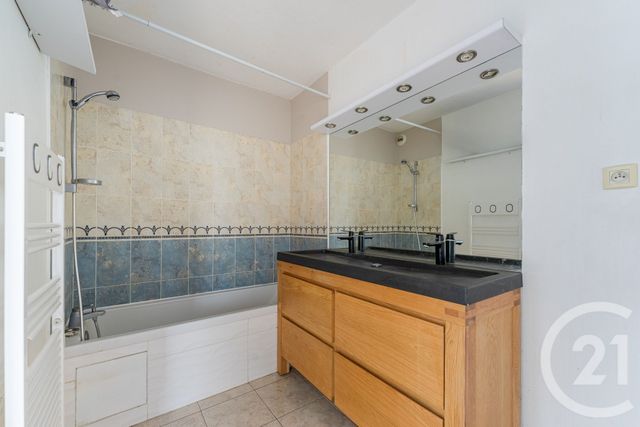 Afficher la photo en grand Appartement F4 à vendre - 4 pièces - 84,14 m2 - St Fons - 69 - RHONE-ALPES