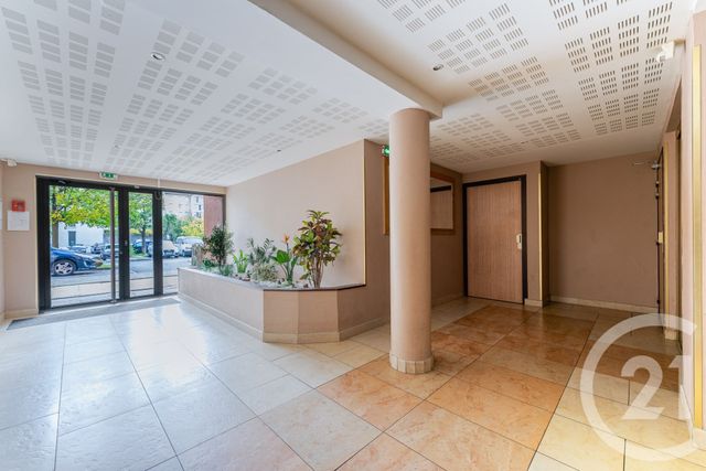 Afficher la photo en grand Appartement F4 à vendre - 4 pièces - 84,14 m2 - St Fons - 69 - RHONE-ALPES